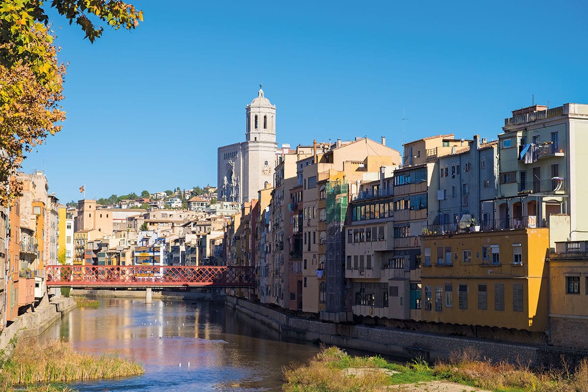 Häuser um Ter in Girona