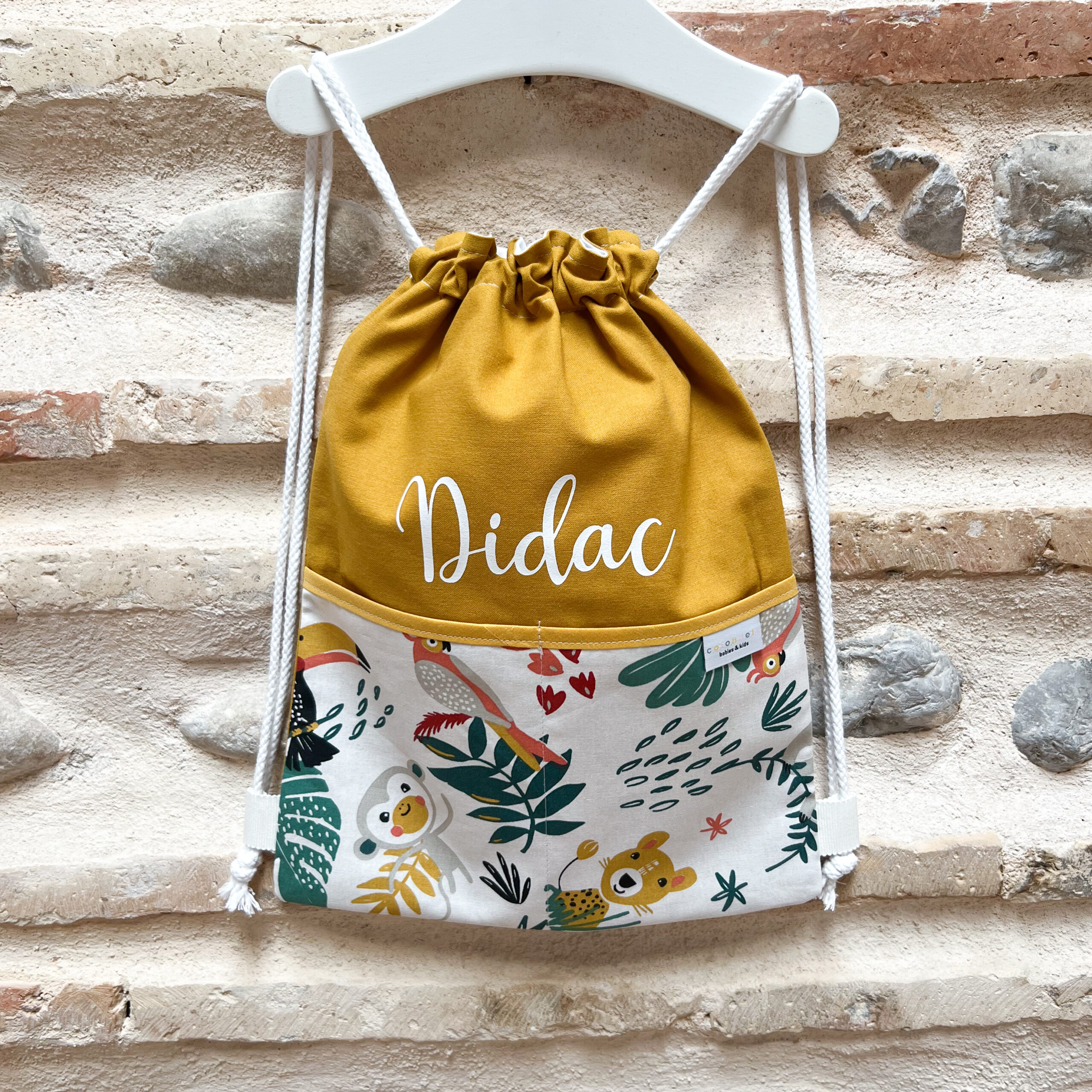 Mochila personalizada cuerdas selva fondo blanco