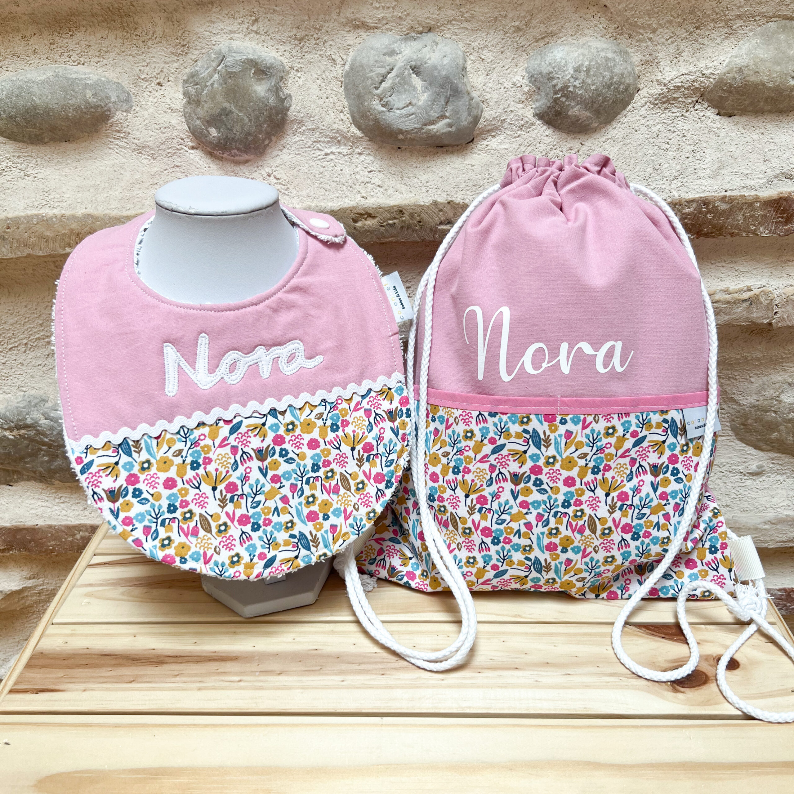 Mochila personalizada y babero a juego flores. Varios colores