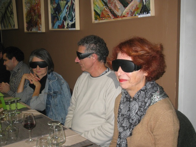 Spectateurs plongés dans le noir lors d'une lecture