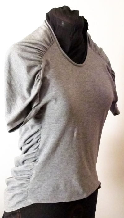 Rakastan japanilaisen Pattern Magic -kirjasarjan kaavoitusoivalluksia! Tässä t-paidassa etukappale on noin kolmanneksen normaalia pienempi ja takakappale kolmanneksen suurempi. Hauskaa! Malli kuitenkin vetää käyttäjänsä huonoryhtiseksi. Etukappale on myös senttejä liian lyhyt − napa vilkkuu! Exciting pattern that makes one's posture look really osteoporotic.