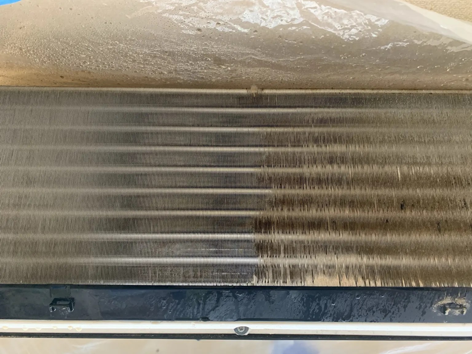 洗浄前の汚れた熱交換器