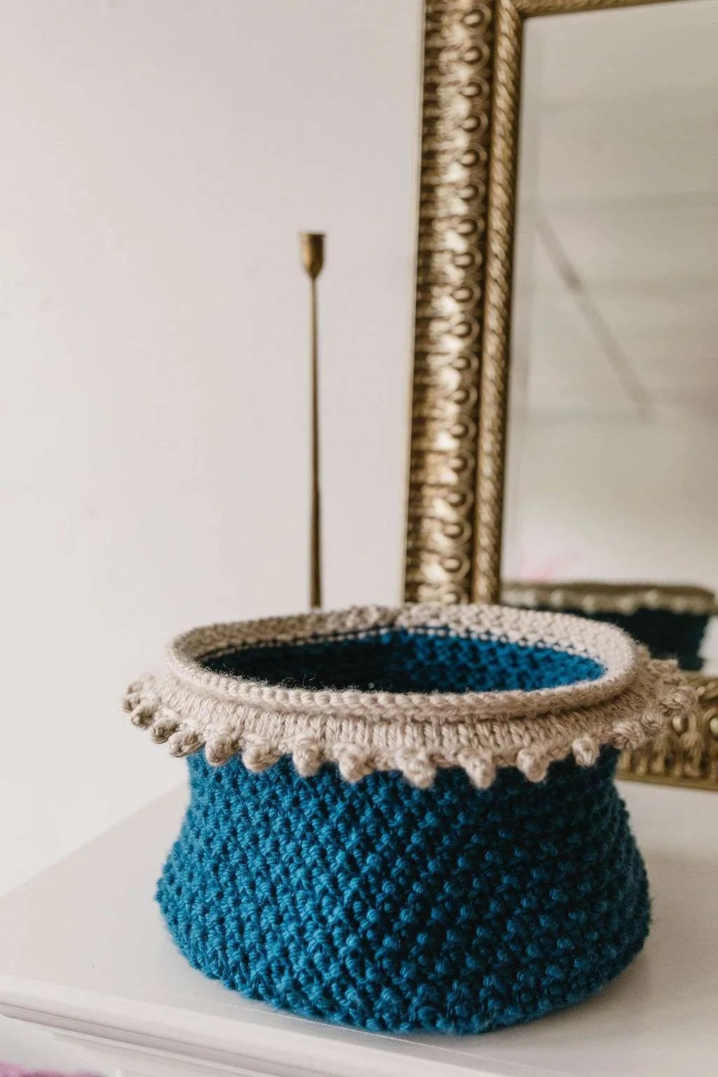 Knit basket free pattern with full video tutorial and picture instructions.