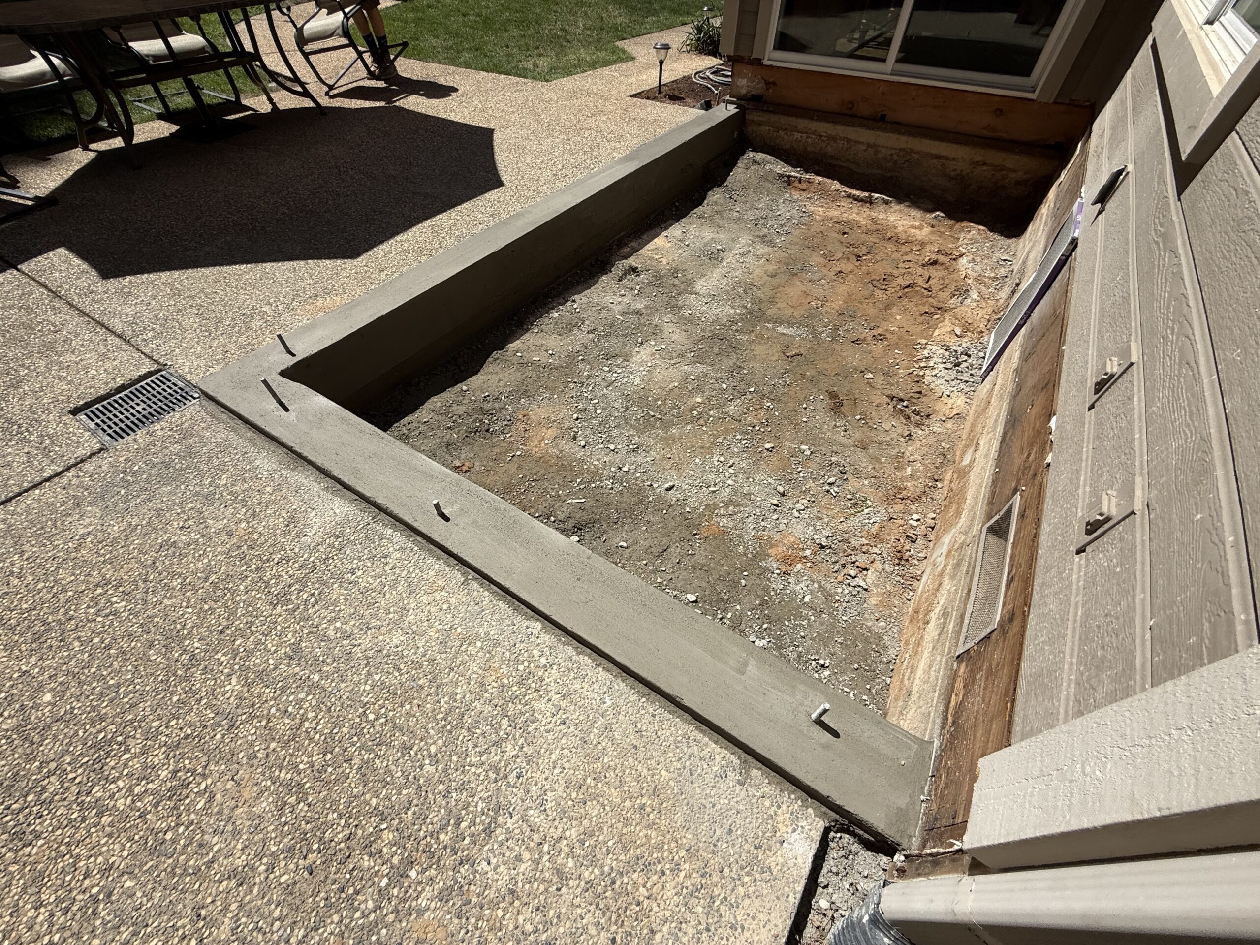 Concrete stem wall forming the perimeter of a foundation
