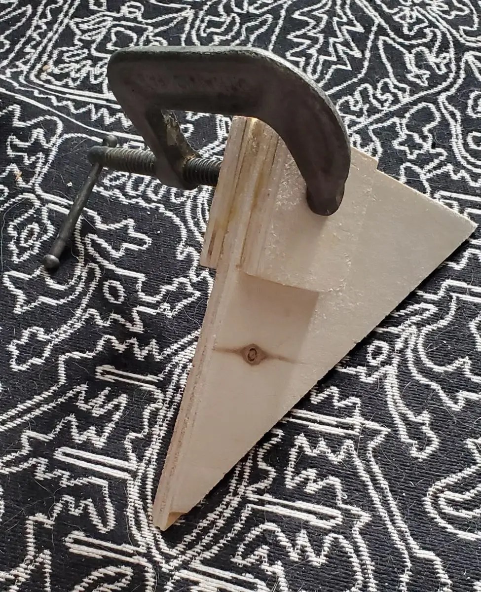 Middle support for DIY shelf brackets