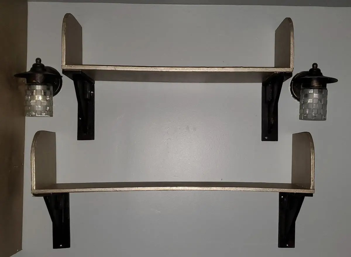 Shelf with easy DIY brackets