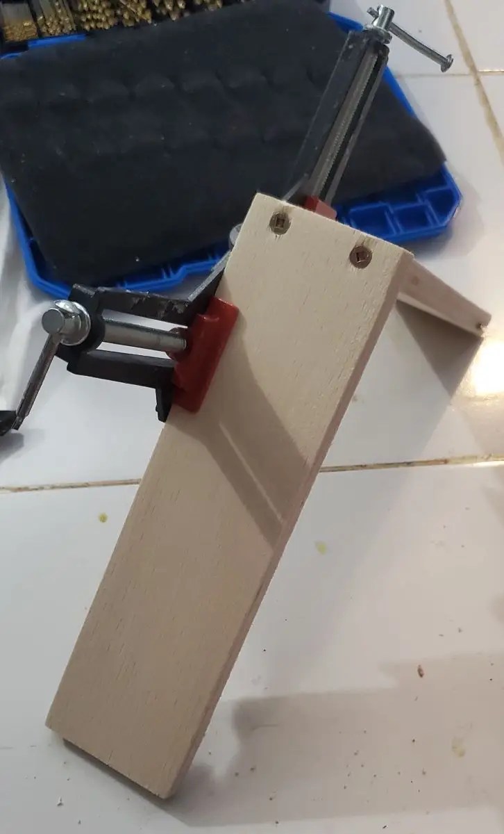 Butt joint of upper and back section of basic DIY shelf brackets