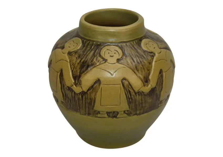 UND HOLDING HANDS VASE