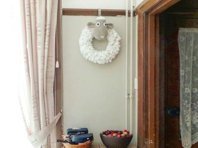 Crochet a Shaggy Farm Sheep Wreath with this free crochet pattern. Perfect for farmhouse decor. Pattern by CraftingHappiness.