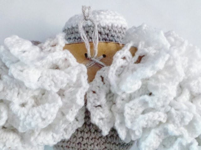 Crochet a Shaggy Farm Sheep Wreath with this free crochet pattern. Perfect for farmhouse decor. Pattern by CraftingHappiness.