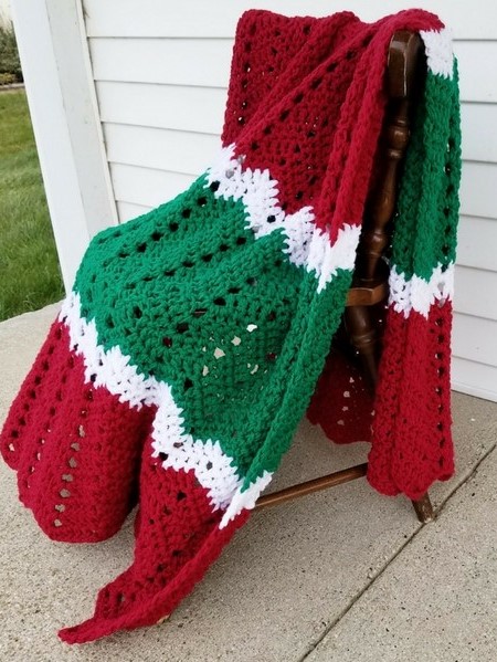 Here is a roundup of free crochet blanket, throw, and afghan patterns to make for Christmas curated by Crafting Happiness.