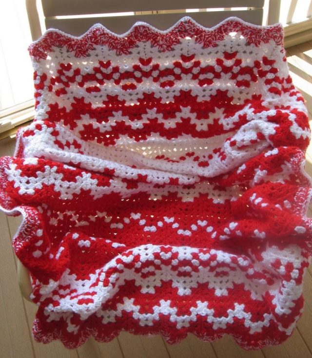 Here is a roundup of free crochet blanket, throw, and afghan patterns to make for Christmas curated by Crafting Happiness.