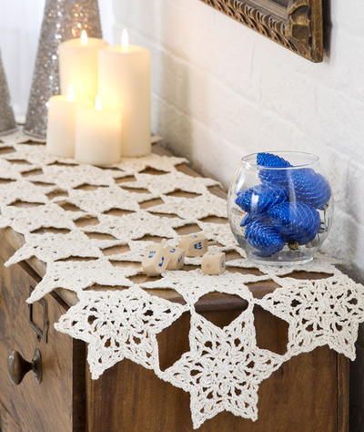 In this roundup, you will find a selection of free Christmas table runners for your holiday party curated by Crafting Happiness.