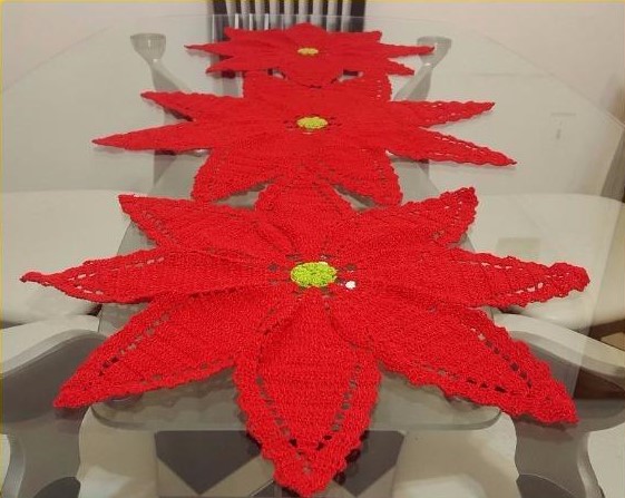 In this roundup, you will find a selection of free Christmas table runners for your holiday party curated by Crafting Happiness.