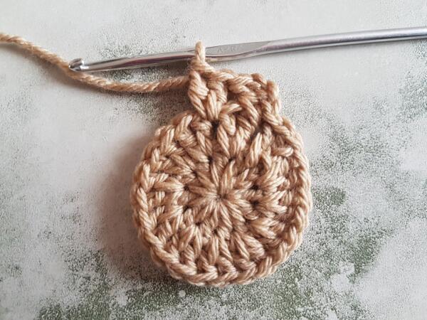 Learn how to crochet the Crochet Granny Stitch Hexagon with this easy photo tutorial from Crafting Happiness. Free crochet pattern.