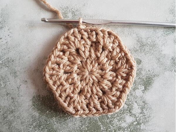 Learn how to crochet the Crochet Granny Stitch Hexagon with this easy photo tutorial from Crafting Happiness. Free crochet pattern.