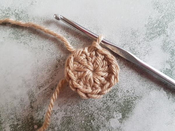 Learn how to crochet the Crochet Granny Stitch Hexagon with this easy photo tutorial from Crafting Happiness. Free crochet pattern.