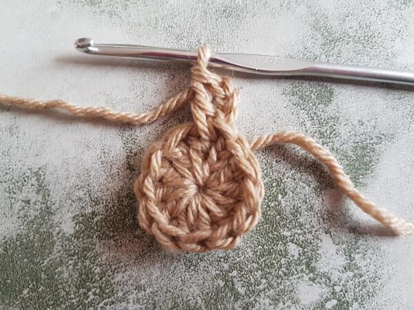 Learn how to crochet the Crochet Granny Stitch Hexagon with this easy photo tutorial from Crafting Happiness. Free crochet pattern.