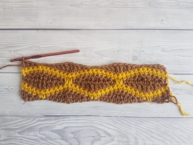 Learn how to crochet the Diamond Wave Pattern with this easy to follow step by step written tutorial and video. Diamons Wave crochet pattern for beginners.