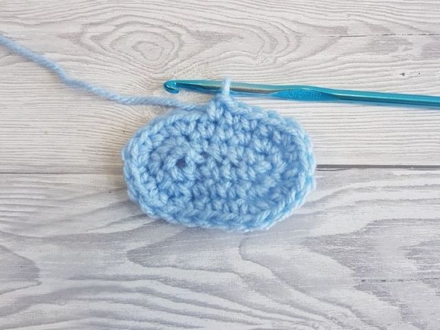 Free crochet pattern for a basic crochet oval in any size you want. Easy beginner crochet tutorial and video from Crafting Happiness.