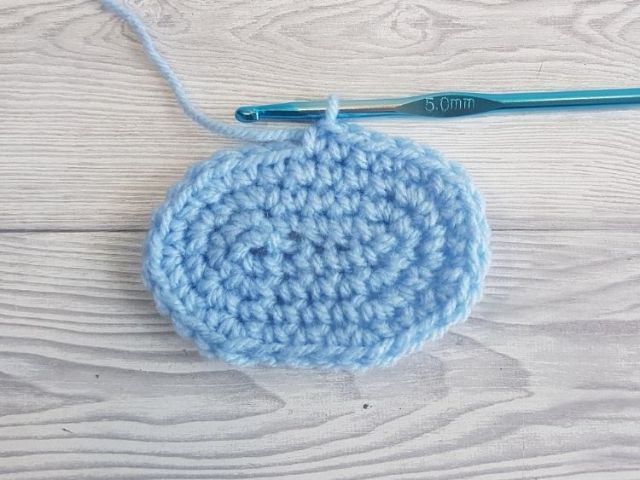 Free crochet pattern for a basic crochet oval in any size you want. Easy beginner crochet tutorial and video from Crafting Happiness.
