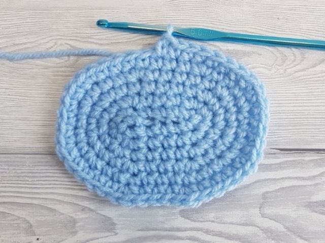Free crochet pattern for a basic crochet oval in any size you want. Easy beginner crochet tutorial and video from Crafting Happiness.