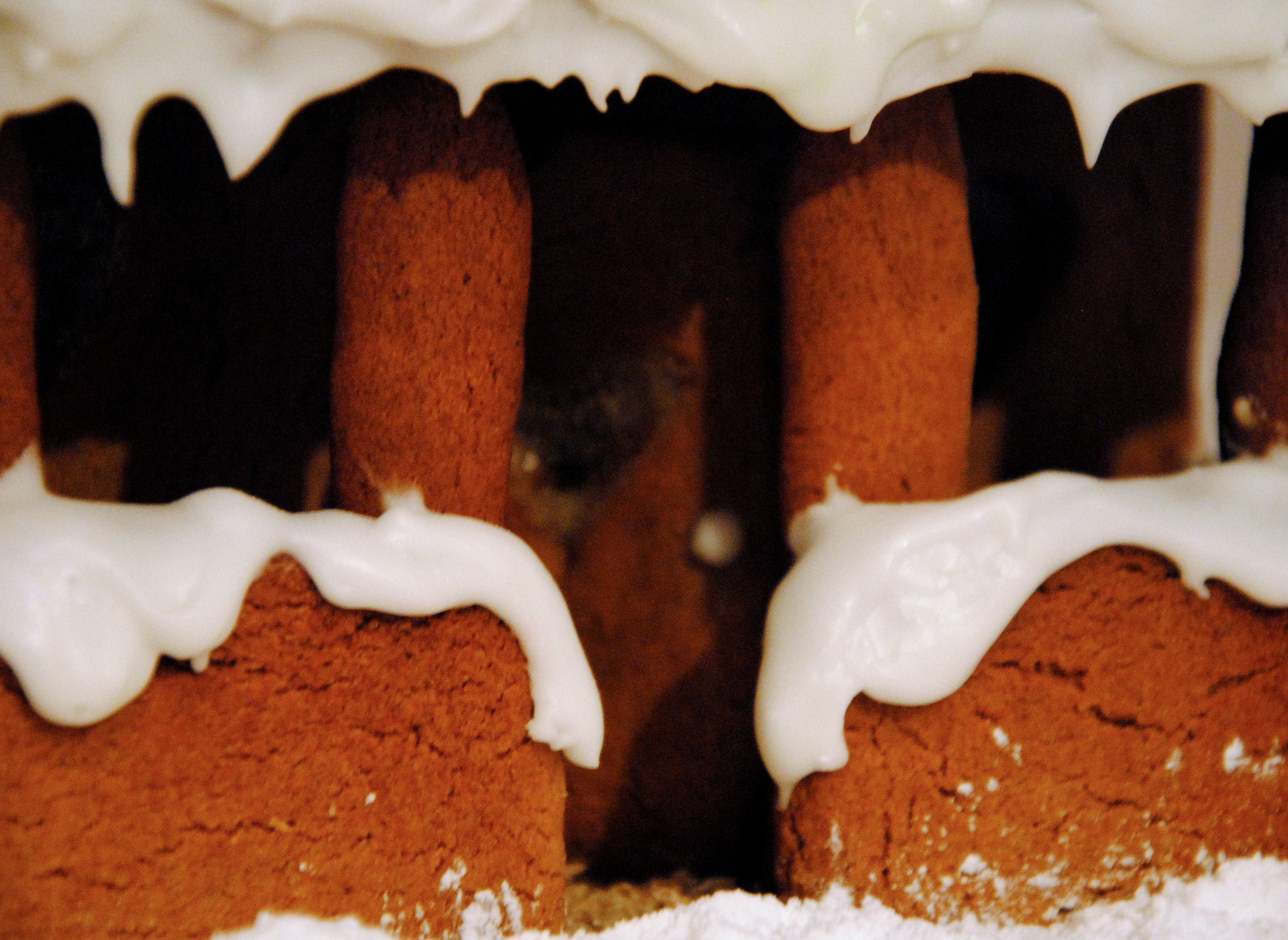 A tiny dot of icing for a door handle