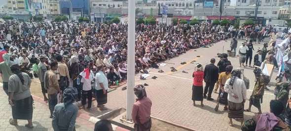 عاجل: حشود ضخمة من أبناء الصبيحة يؤدّون صلاة الجمعة في عدن