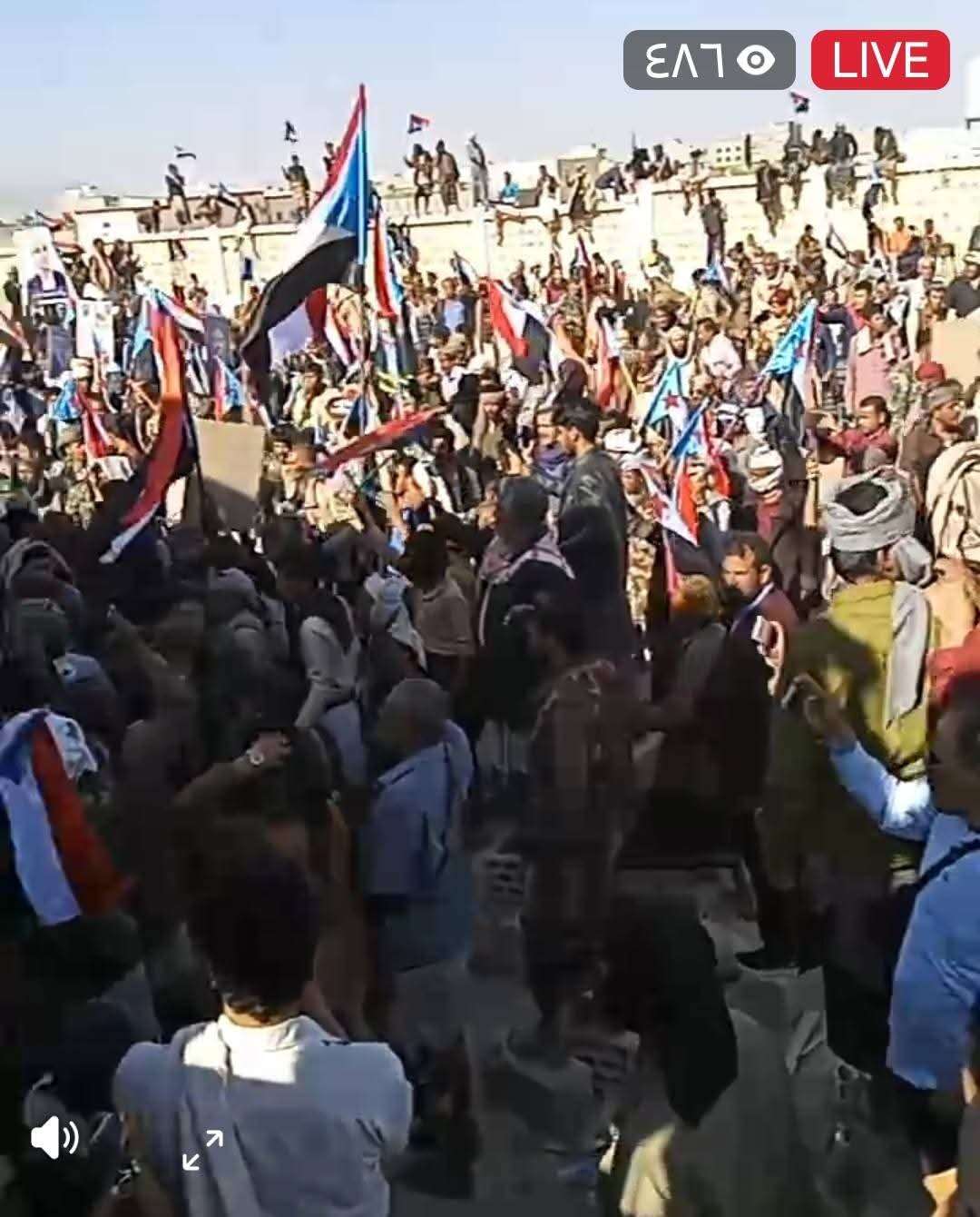 عاجل:المئات يهتفون ضد السعودية في عتق عاجل:المئات يهتفون ضد السعودية في عتق