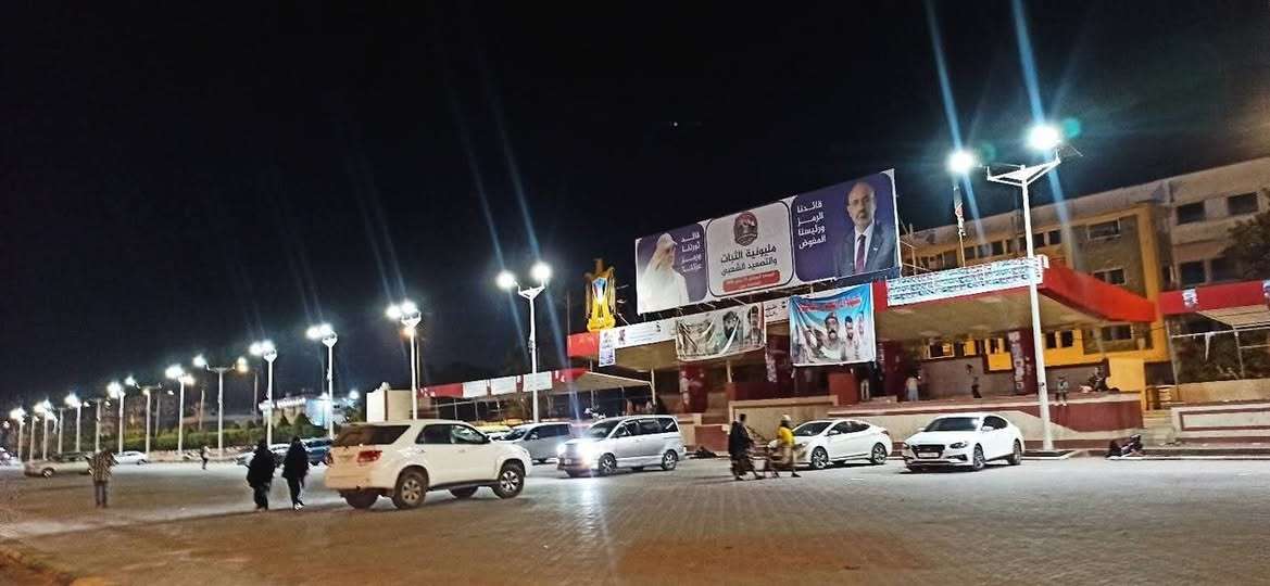 أبناء خور مكسر يوفرون 1200 وجبة للوافدين إلى مليونية الثبات والقرار في عدن