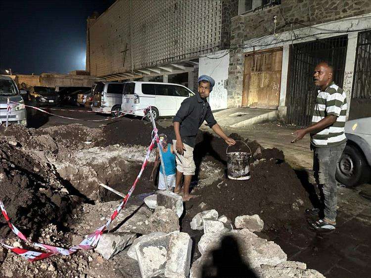 استبدال خط مياه رئيسي مغذٍ لأحياء القطيع وصيرة والمعاشيق بمديرية صيرة بعدن استبدال خط مياه رئيسي مغذٍ لأحياء القطيع وصيرة والمعاشيق بمديرية صيرة بعدن