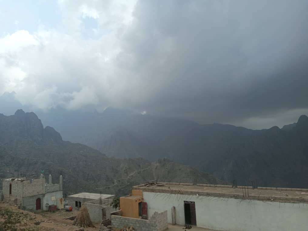 بالصور.. بداية هطول الأمطار على عقبة الظاهر بالمحويت بعد جفاف دام 5 أشهر