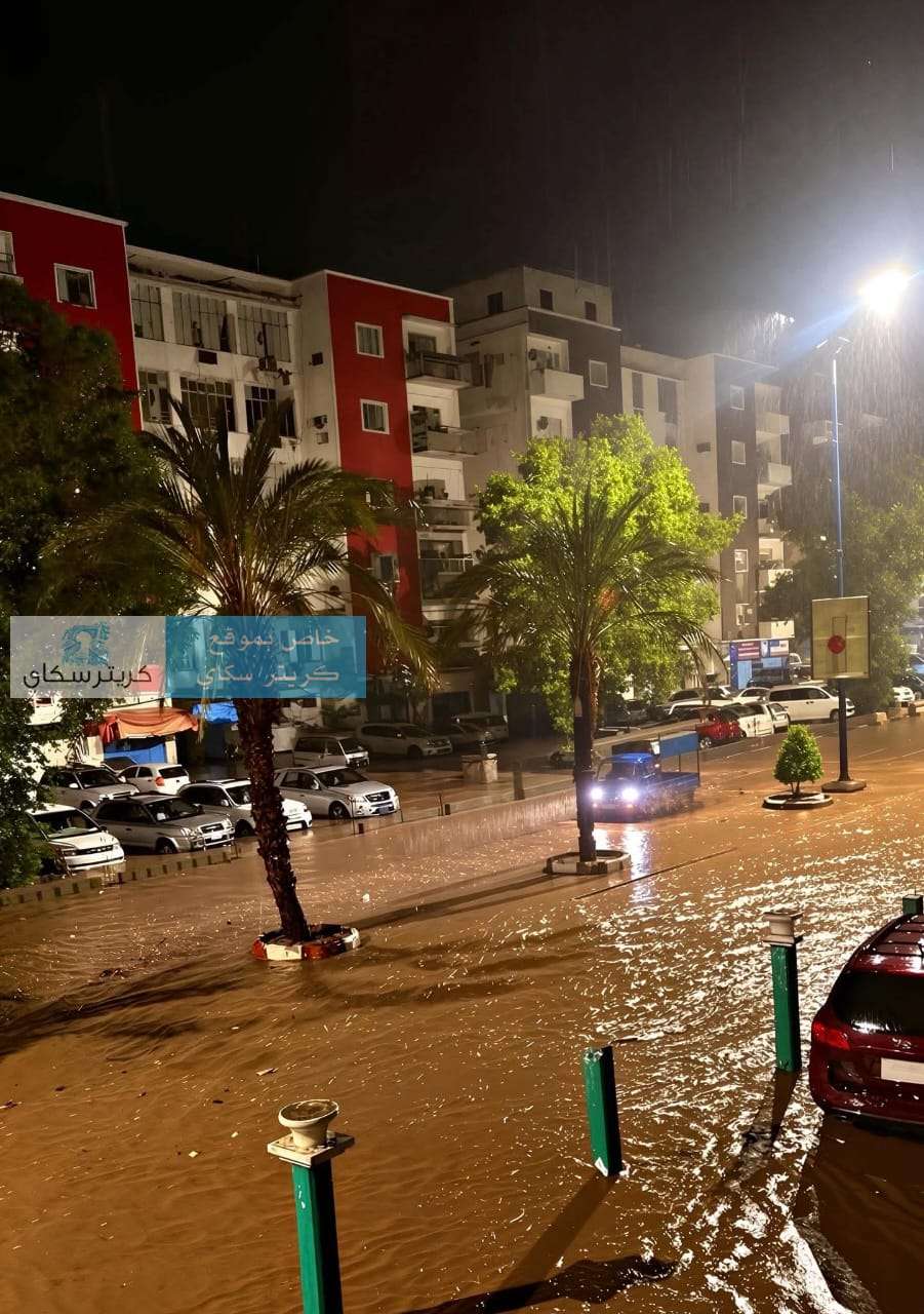 عاجل .. بالصورة: غرق الشارع الرئيسي بالمعلا جراء الأمطار الغزيرة عاجل .. بالصورة: غرق الشارع الرئيسي بالمعلا جراء الأمطار الغزيرة