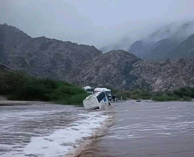 عاجل: السيول تجرف باص نقل جماعي بالمحفد