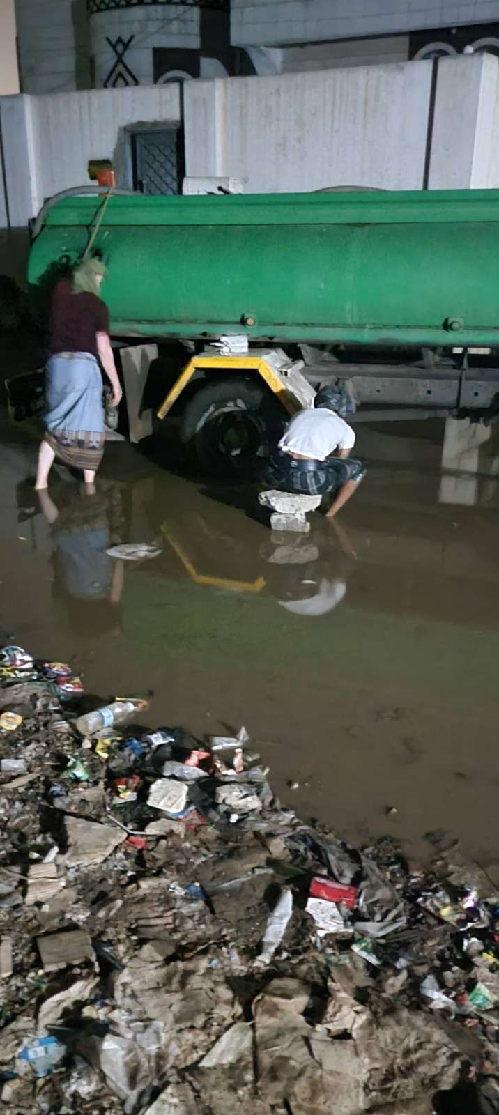 يحدث الآن.. جهود مكثفة لفتح الطرقات وتصريف مياه الأمطار في الشيخ عثمان (صور)