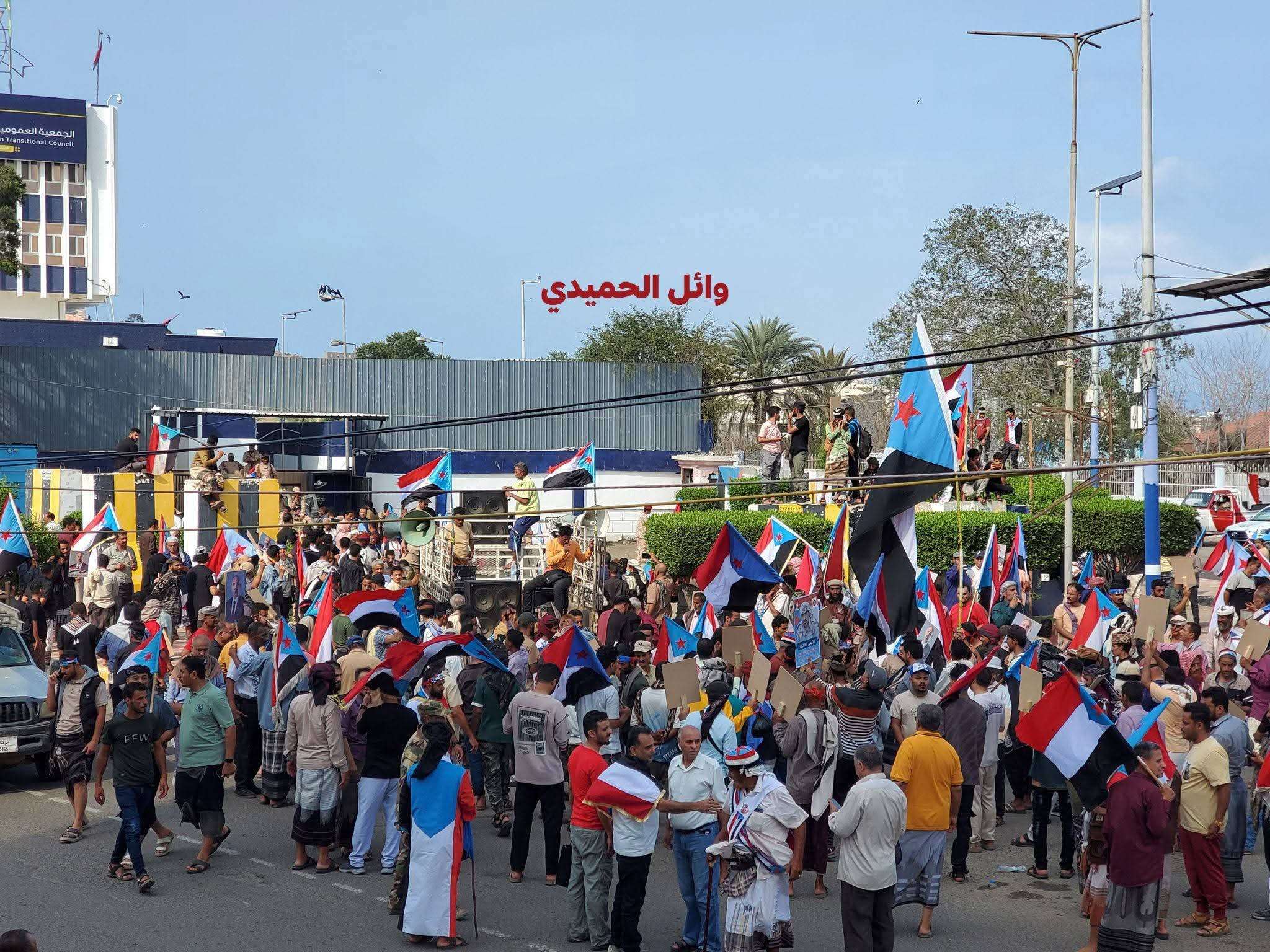 عاجل: متظاهرون يفتحون مبنى الجمعية العمومية في التواهي