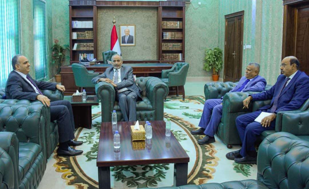 محمود الصبيحي يشدد على معالجة الوضع الاقتصادي وانتظام صرف رواتب الموظفين محمود الصبيحي يشدد على معالجة الوضع الاقتصادي وانتظام صرف رواتب الموظفين