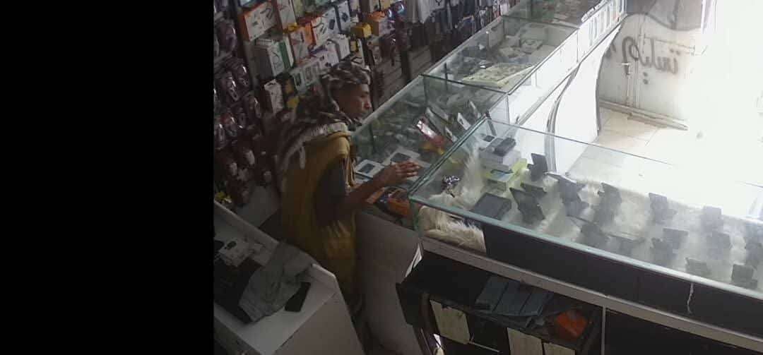 لص يستغل نوم عامل ويقتحم محل جوالات ويسرق محتوياته في صنعاء