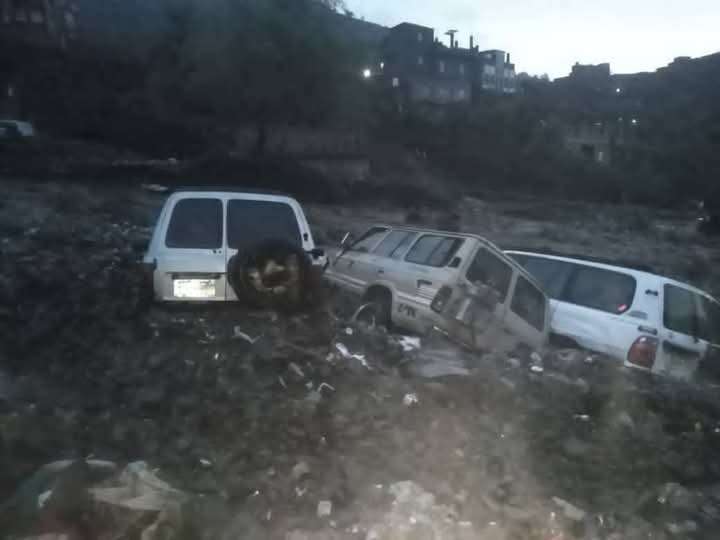 سيول جارفة تخلف ضحايا وتجرف سيارات وخزانات وأراض زراعية وقطعان(صور)