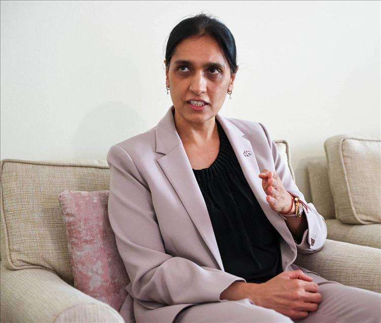 السفيرة البريطانية تعلن دعمها لمجلس القيادة والحكومة في اليمن