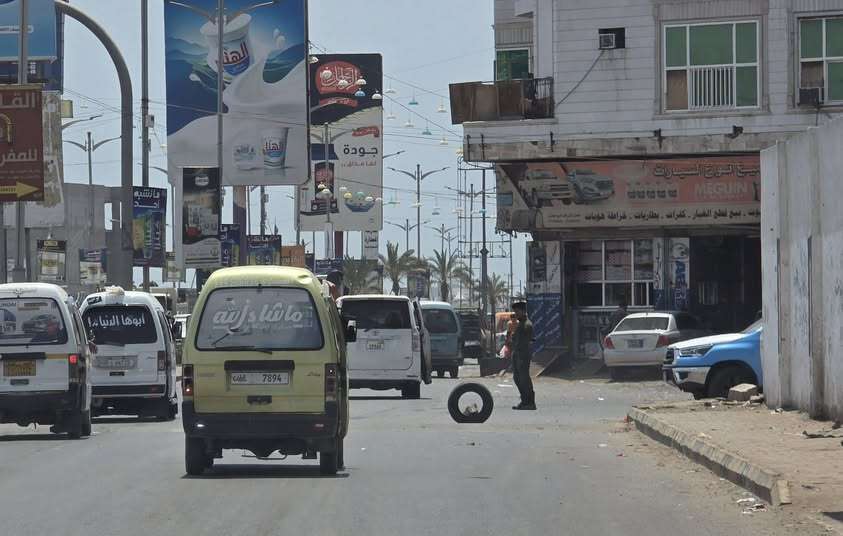 إجراءات صارمة ضد السيارات المخالفة لقانون المرور بعدن