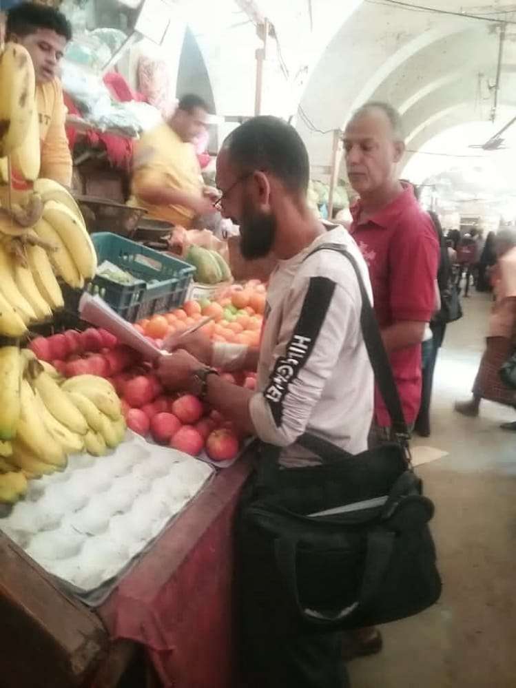 مدير الصناعة بصيرة يشدد على ضرورة التزام الباعة بالنشرة السعرية لمكتب الزراعة