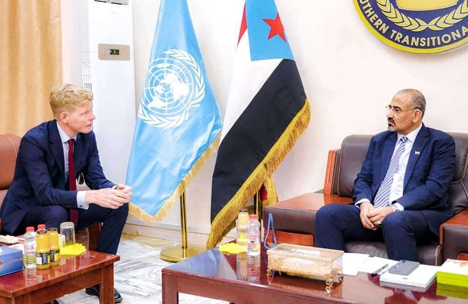 الزُبيدي يستقبل المبعوث الأممي ويشدد على ضرورة وقف الانهيار الاقتصادي الزُبيدي يستقبل المبعوث الأممي ويشدد على ضرورة وقف الانهيار الاقتصادي