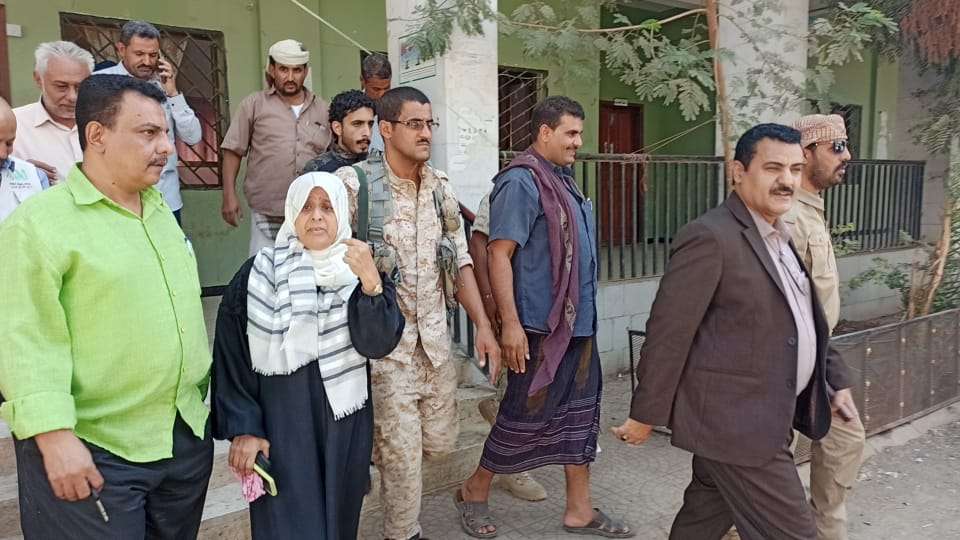 مدير المنصورة يسلم مشروع إعادة تأهيل مدرستي إبن زيدون و أدريس حنبلة للجهات المنفذة