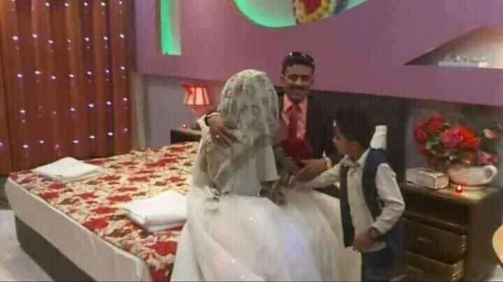 بسبب هذه الصورة المباشر.. غضب واسع ضد الناشط عيسى العذري لحظة تصوير زوجته من غرفة النوم
