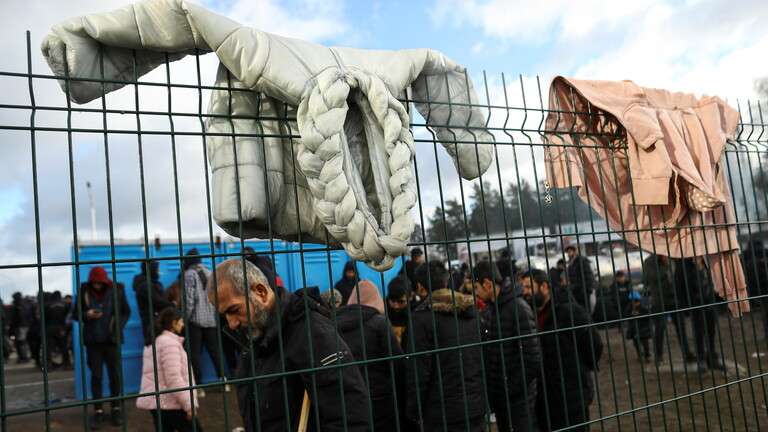 عودة 8 مهاجرين يمنيين بينهم امرأتان وطفل من الحدود البولندية