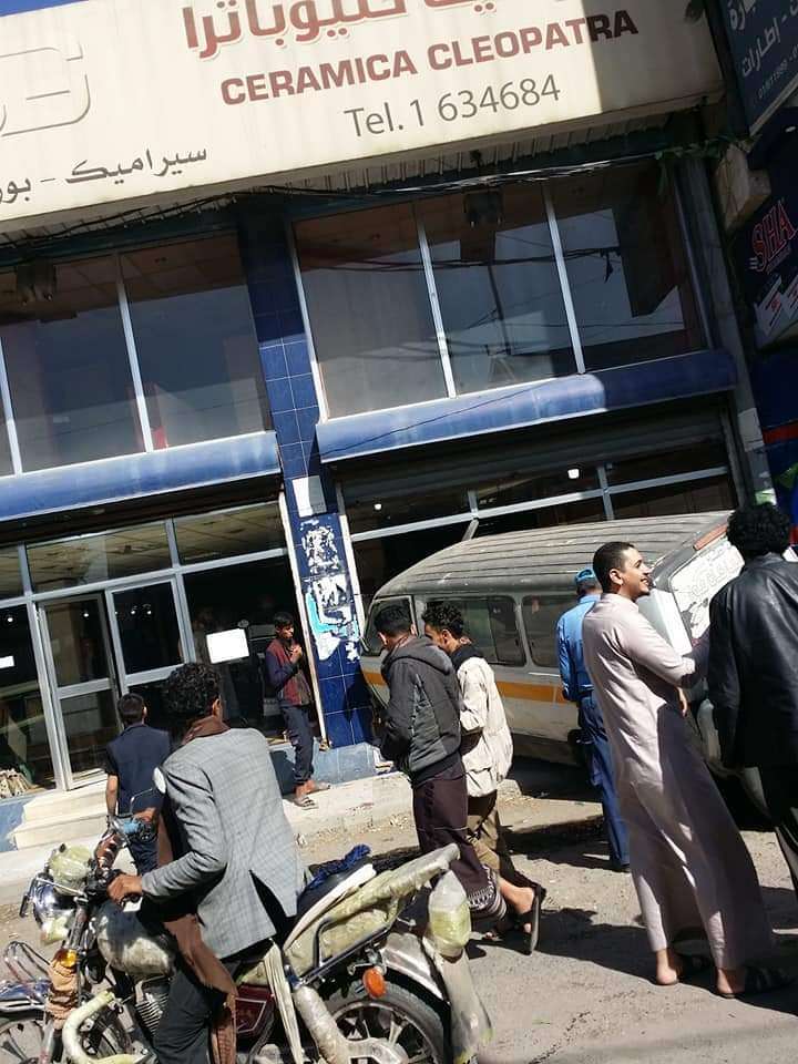 بالصور .. حادث غريب وسط صنعاء و مواطنون يسخرون