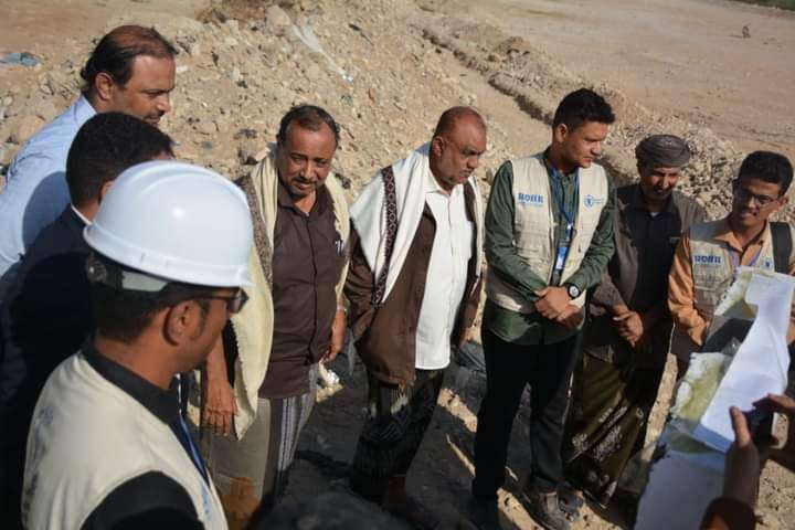 برعاية محافظ المهرة.. القائم بأعمال مدير عام سيحوت يضع حجر أساس تنفيذ مشروع المساعدات الغذائية مقابل تنمية الأصول والتدريب
