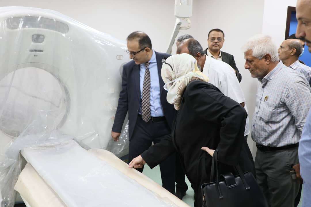 وزير الصحة يتفقد سير العمل في مستشفى عدن العام ومركز القلب