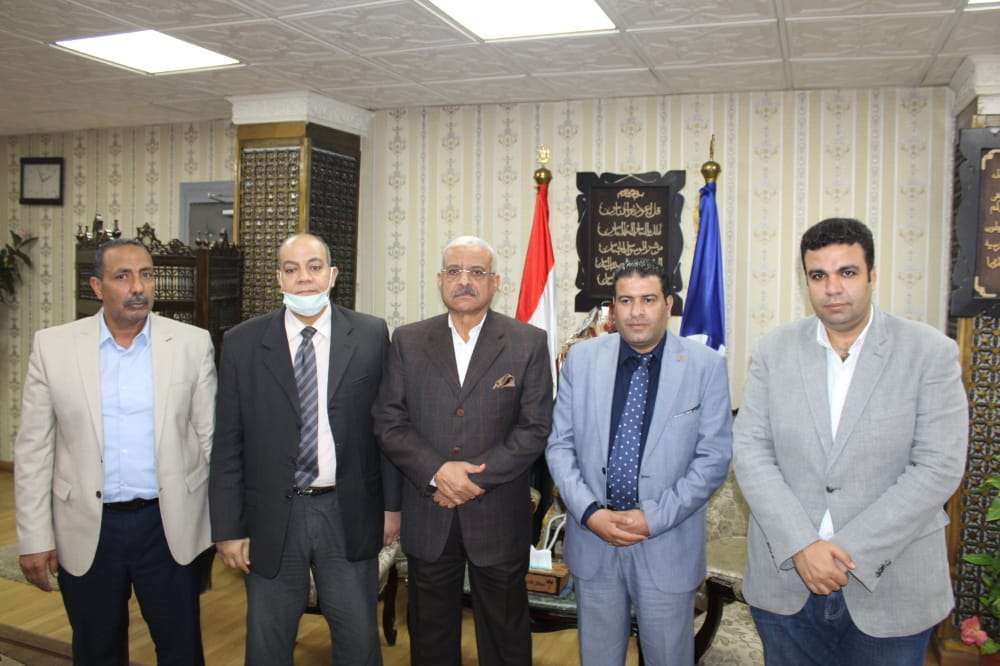 المجاهد يناقش مع محافظ السويس الفرص الاستثمارية ويدعوه لحضور ملتقى رجال الاعمال اليمنيين بالقاهرة